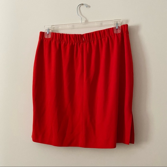 Dalia red miniskirt lined w back button & zip. Flat front w covered elastic back - Picture 2 of 3